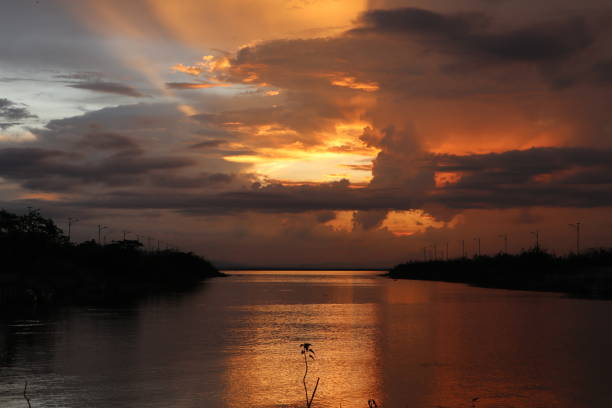 日没時に雲のあるカラフルなドラマチックな空。湖の夕日 - lake sunset lake dusk water ストックフォトと画像