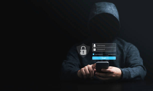 homme en sweat à capuche noir utilisant un smartphone et essayez de déverrouiller le mot de passe pour le pirate informatique dans le système de sécurité informatique et le concept de logiciel malveillant de technologie financière. - crime cyborg security system security photos et images de collection