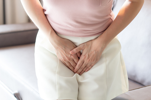 Mujer con dolor de estómago doloroso o cólicos menstruales. Gastritis crónica. Concepto de hinchazón abdominal. photo