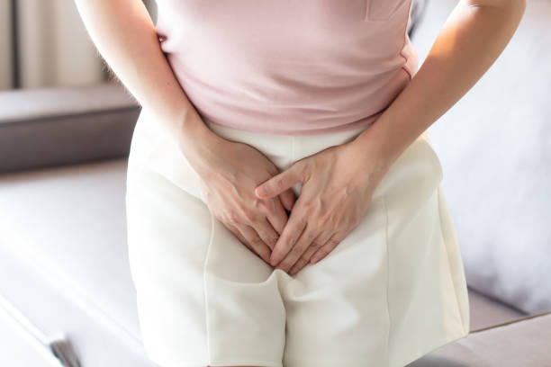 痛みを伴う胃痛や月経痙攣を有する女性。慢性胃炎。腹部膨満感の概念。 - vagina ストックフォトと画像