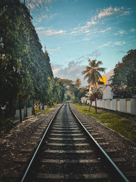 vía de tren - non urban scene railroad track station day fotografías e imágenes de stock