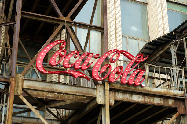 stary zabytkowy znak napoju coca-cola na fasadzie budynku. retro, design, koncepcja stylu. - imię zwierzęcia zdjęcia i obrazy z banku zdjęć