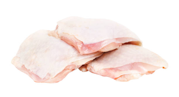 muslo de pollo crudo, carne sobre fondo blanco. - haunch fotografías e imágenes de stock