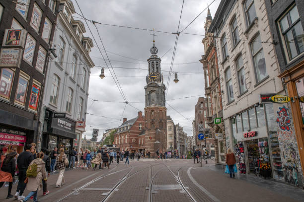 munt tower w tle z pochmurnym niebem w amsterdamie holandia - munt tower zdjęcia i obrazy z banku zdjęć