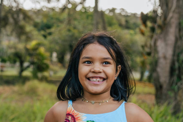 smiling latin girl outdoors - real people beautiful outdoors selective focus imagens e fotografias de stock