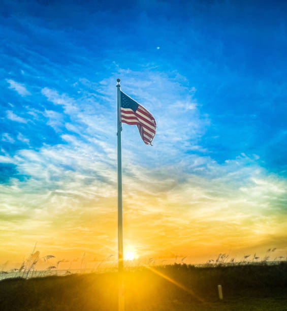 восход американского флага - washington dc monument sky cloudscape стоковые фото и изображения