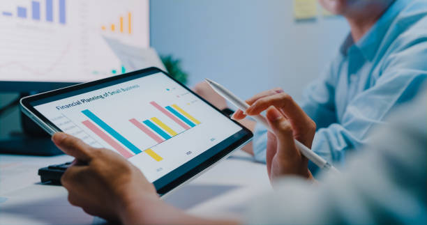 gros plan jeune homme d’affaires et femme d’affaires asiatique regarder l’ordinateur discuter du rapport graphique dans la présentation et comparer les données sur tablette numérique sur le lieu de travail des petites entreprises heures supplémen - finance digital tablet report business photos et images de collection