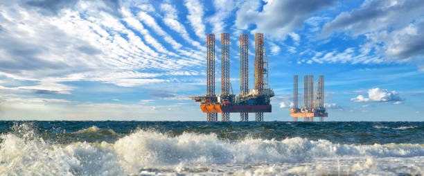 le piattaforme di perforazione del gas ucraine producono gas al largo della costa del mar nero nella crimea occidentale - oil rig sea oil storm foto e immagini stock