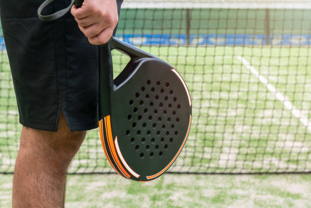 moniteur professionnel de padel tenant une raquette noire. concept de jeu de sport de raquette - racketball racket ball court photos et images de collection