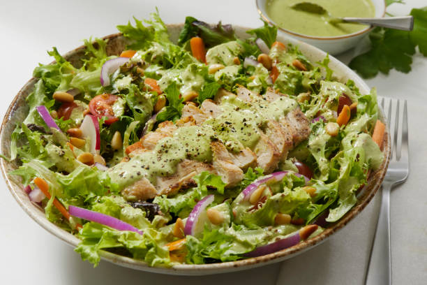 вирусный салат «зеленая богиня» с курицей-гриль и смешанной зеленью - grilled chicken salad salad dressing food стоковые фото и изображения