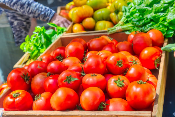 tomates dans le farmer's market - heirloom tomato food tomato crate photos et images de collection