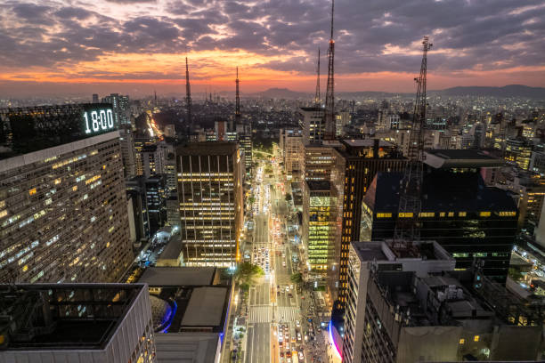 widok z lotu ptaka na avenida paulista (paulista avenue) i masp w mieście sao paulo w brazylii. - sao paulo zdjęcia i obrazy z banku zdjęć