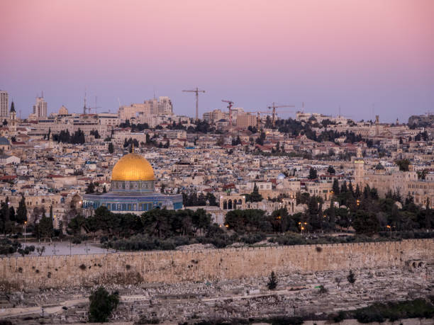 wunderschöner rosa und blauer sonnenaufgang über der altstadt von jerusalem, israel. - jerusalem old city middle east religion travel locations stock-fotos und bilder