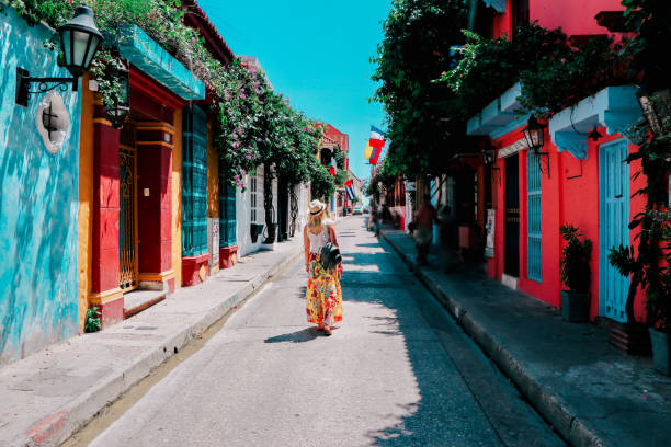 jeune femme marchant dans une rue de la ville historique de carthagène, colombie - amérique du sud photos et images de collection