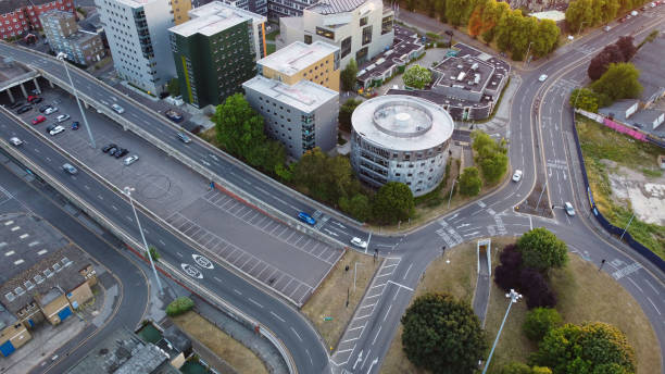 najpiękniejszy widok z lotu ptaka z wysokim kątem na luton centre town centre of england o zachodzie słońca z kolorowymi chmurami i niebem - london england aerial view skyscraper mid air zdjęcia i obrazy z banku zdjęć