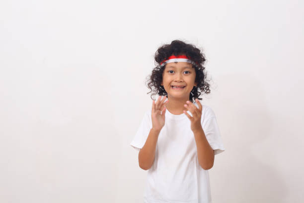 azjatyckie dzieci z czerwonobiałą wstążką z opaską stojącą, klaszczą w rękę. izolowany na białym tle. - plaudit zdjęcia i obrazy z banku zdjęć