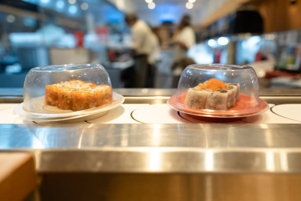 sushi on conveyor belt - buffet japanese cuisine lifestyles ready to eat imagens e fotografias de stock