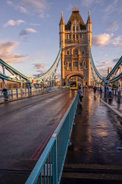 tower bridge - un ponte levatoio a londra, regno unito. - tower bridge london skyline london england thames river foto e immagini stock