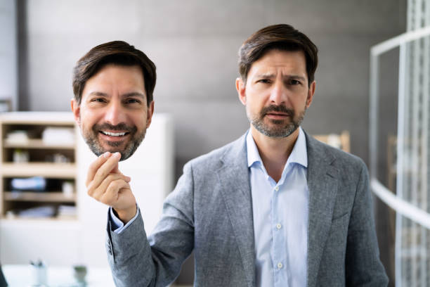 trastorno autoimpostor y depresión. hombre con pánico - analógico fotografías e imágenes de stock