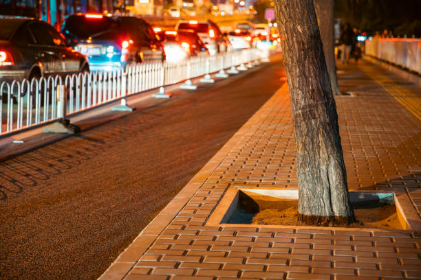 scena di strada notturna della città - street furniture traffic lighting equipment urban scene foto e immagini stock