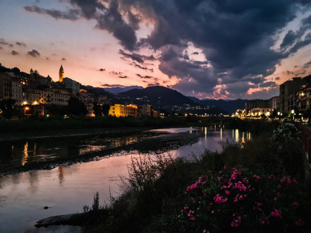 休暇中のヴィンテミーユのイタリアの夏時間の川に沈む素晴らしい夕日。市内を歩く旅行 - citytrip ストックフォトと画像