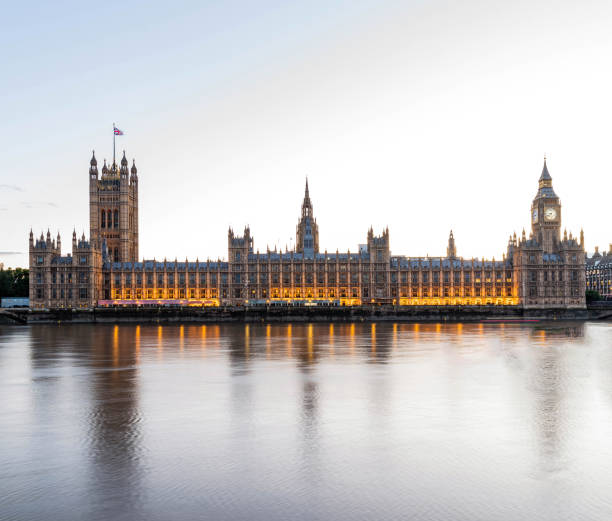 vista à beira-mar da big ben tower em londres, elizabeth tower london city, clock tower central london - palace buckingham palace london england england - fotografias e filmes do acervo