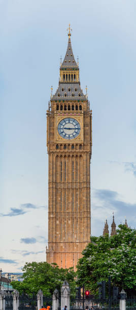 vista sul lungomare della torre del big ben a londra, elizabeth tower london city, torre dell'orologio centrale di londra - tower bridge immagine foto e immagini stock