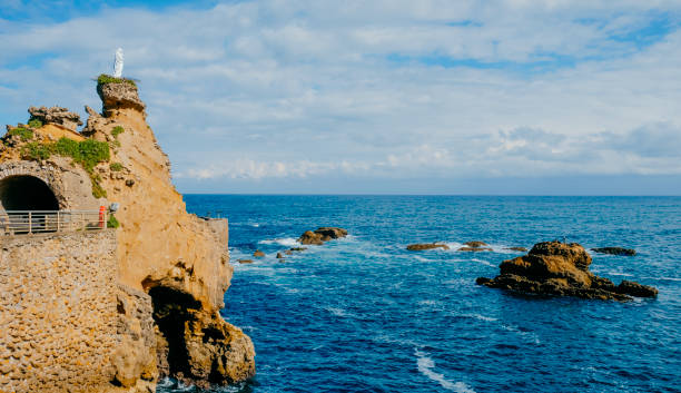 vista do rocher de la vierge, biarritz, frança - rocher de la vierge - fotografias e filmes do acervo