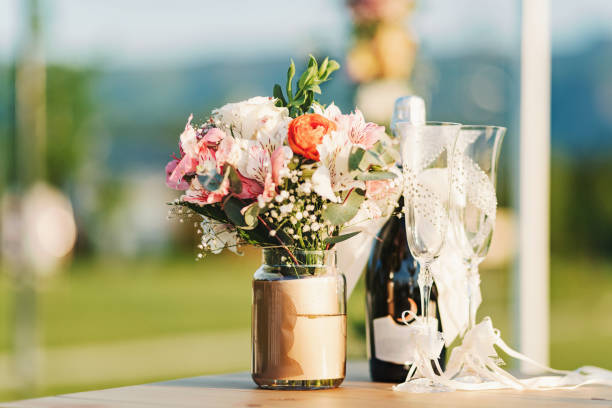結婚式のシャンパンと花束。 - wedding champagne table wedding reception ストックフォトと画像