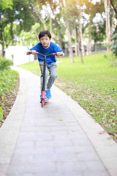 scooter in motion - ten speed bicycle imagens e fotografias de stock