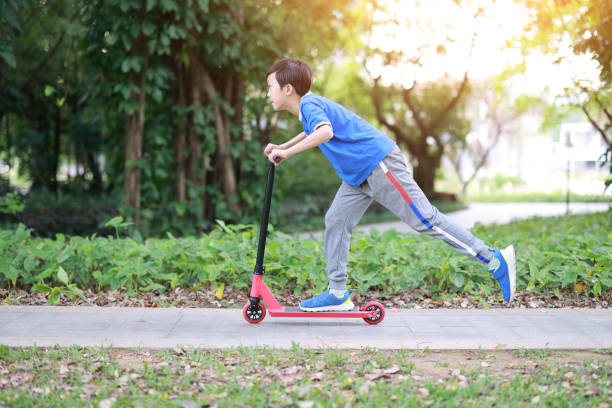 scooter in motion - ten speed bicycle imagens e fotografias de stock