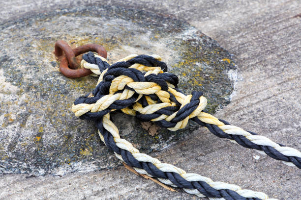 mooring corde - chrome metal tied knot twisted photos et images de collection