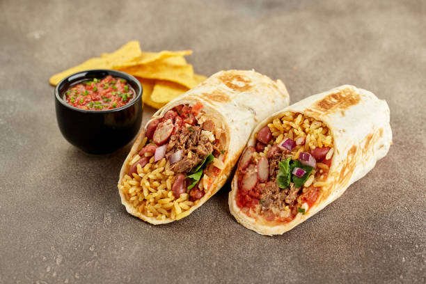 burrito di manzo messicano tradizionale con patatine nachos e salsa di salsa - burrito foto e immagini stock