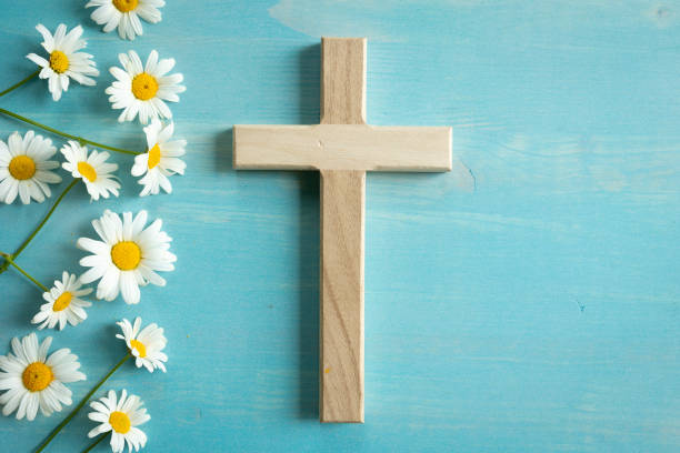 istock Cross on blue with white daisies 1409131178