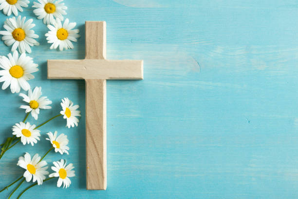 istock Cross and daisy flowers on blue 1409131183