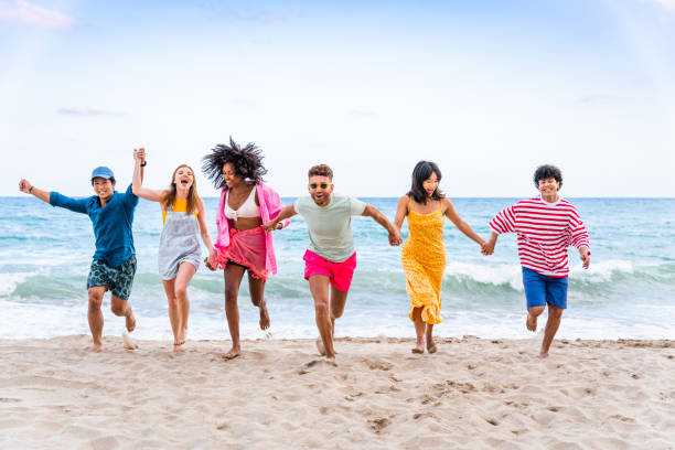 gruppo di giovani migliori amici che si legano all'aperto - beach women joy sand foto e immagini stock