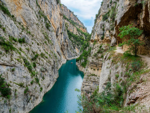 desfiladero de montrebei sobre el embalse de canelles, cataluña, españa. - canella fotografías e imágenes de stock