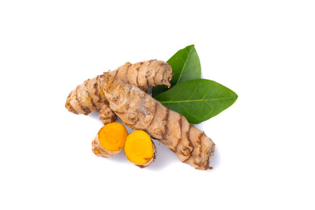 curcuma fresca sullo sfondo bianco - curcumin foto e immagini stock