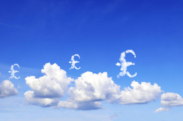 geld verdienen. großbritannien pfund sterling zeichen in den wolken. wolke in form eines gbp-währungssymbols - pound symbol sign currency symbol symbol stock-fotos und bilder