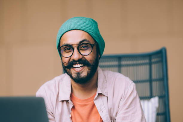 un bell'uomo d'affari barbuto che sorride mentre guarda la macchina fotografica - sikhism foto e immagini stock