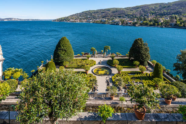 una terraza escénica de isola bella jardines de estilo italiano con vistas al lago maggiore, stresa, piamonte, italia - islas borromeas fotografías e imágenes de stock