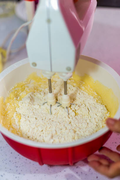 misture farinha e ovos para fazer bolo - cake making mixing eggs - fotografias e filmes do acervo