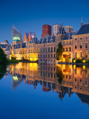 La Haya, Países Bajos. Un paisaje urbano por la noche. Vista de edificios históricos y moderno centro de negocios. Reflejos en el agua. Arquitectura y diseño en los Países Bajos. photo