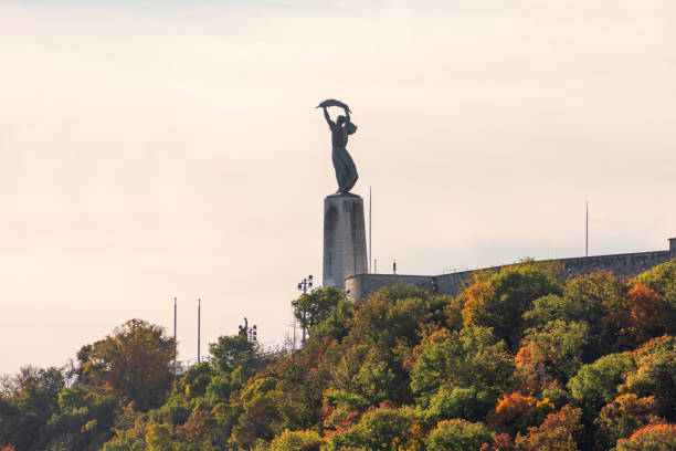 estatua de la libertad en la montaña gellert en otoño, budapest, hungría - liberation monument budapest hungary monument fotografías e imágenes de stock