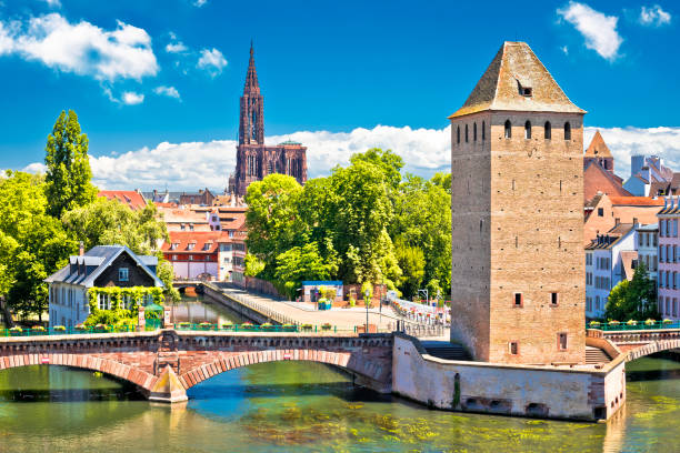 estrasburgo barrage vauban vista panorámica del río y la arquitectura - estrasburgo fotografías e imágenes de stock