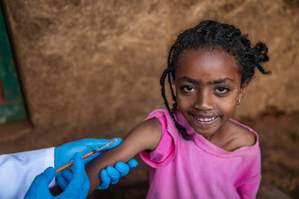 médico está haciendo una inyección a una niña africana en una pequeña aldea, áfrica oriental - africa child village smiling fotografías e imágenes de stock