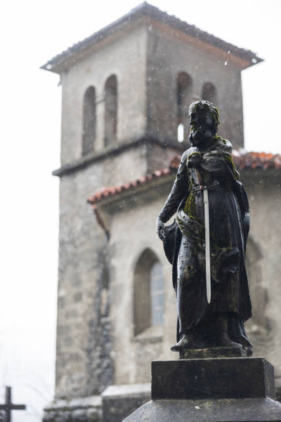 crâne de bronze de saint paul devant l’église en son nom dans les préalpes de slovénie. - skulpture photos et images de collection