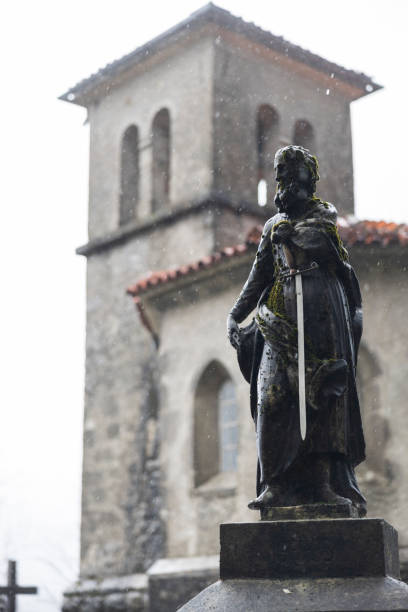 슬로베니아 prealps에서 그분의 이름으로 교회 앞에있는 성 바오로 청동 두개골. - skulpture 뉴스 사진 이미지