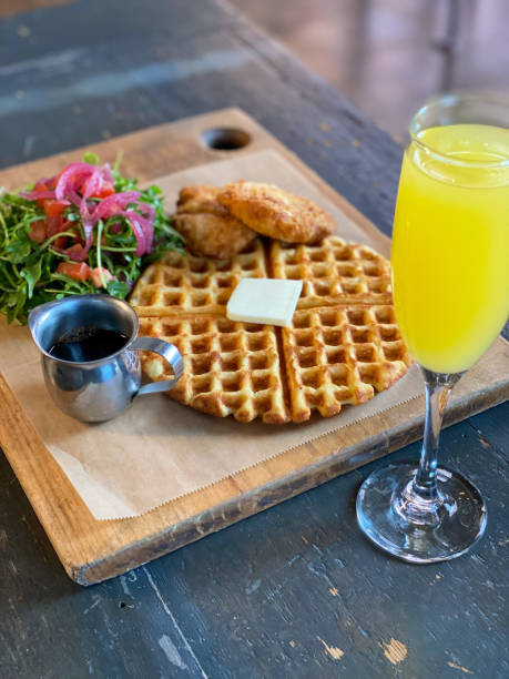 brunch - waffle chicken fried chicken food stock-fotos und bilder