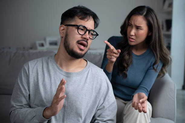 coppia asiatica che discute urlando incolpandosi a vicenda del problema. - arguing anger couple furious foto e immagini stock